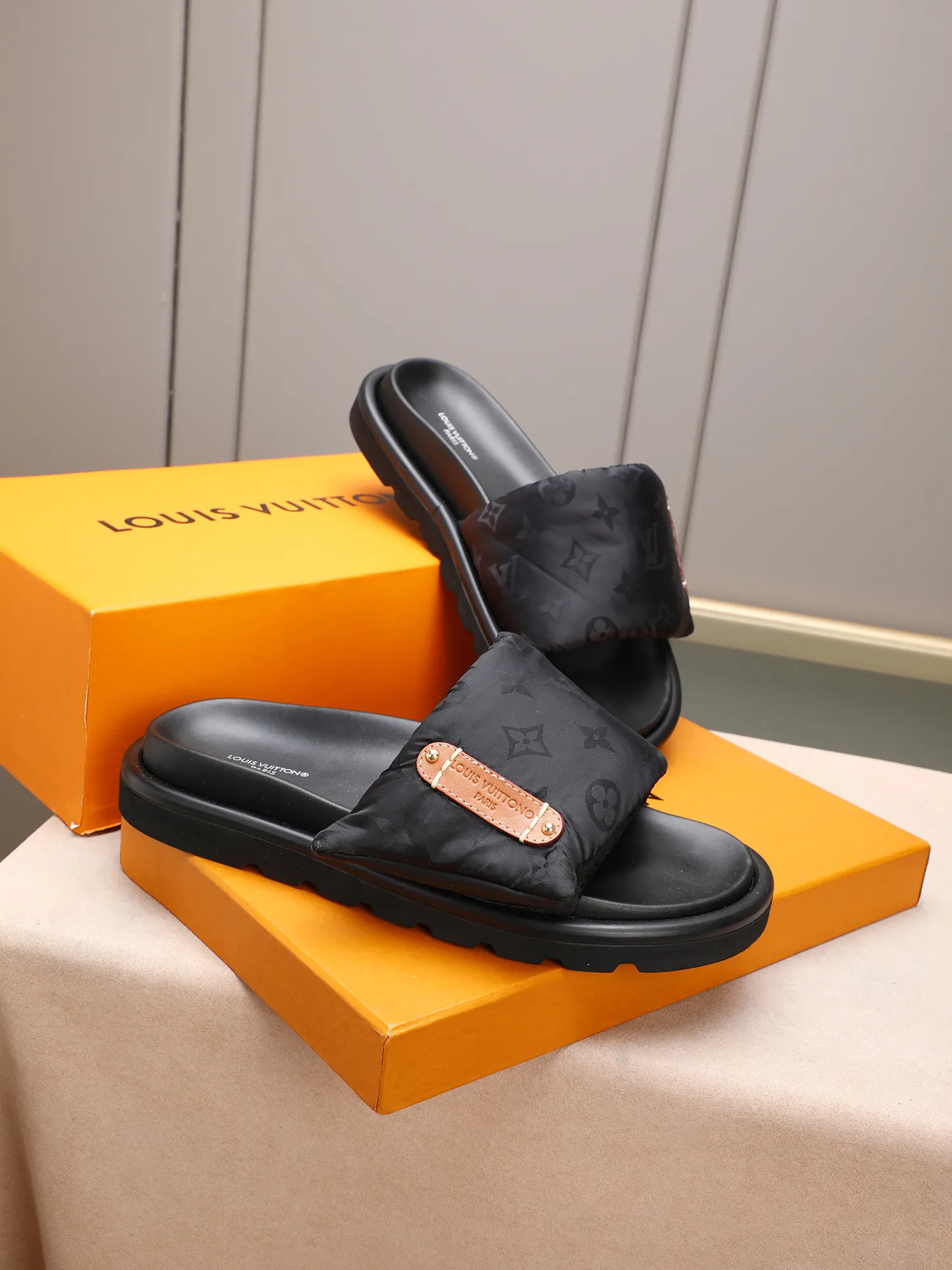 PP360 [LOUIS VUITTON] Louis Vuitton, LV printing, men's and women's slippers are on the market. The drawer box packaging comes with a cloth bag and a card. The upper pattern looks very soft and waxy, and it is a super versatile leg slimming tool. Fabric: imported denim/canvas/old fabric, LV hardware LOGO, official website pattern printing, comfortable to wear, feet: high-elastic PU water table. Sole: foam sole, heel height: about 5cm. Code number: 35-46, 35, 45, 46 are custom-made and non-returnable. Color: multiple colors and styles available.